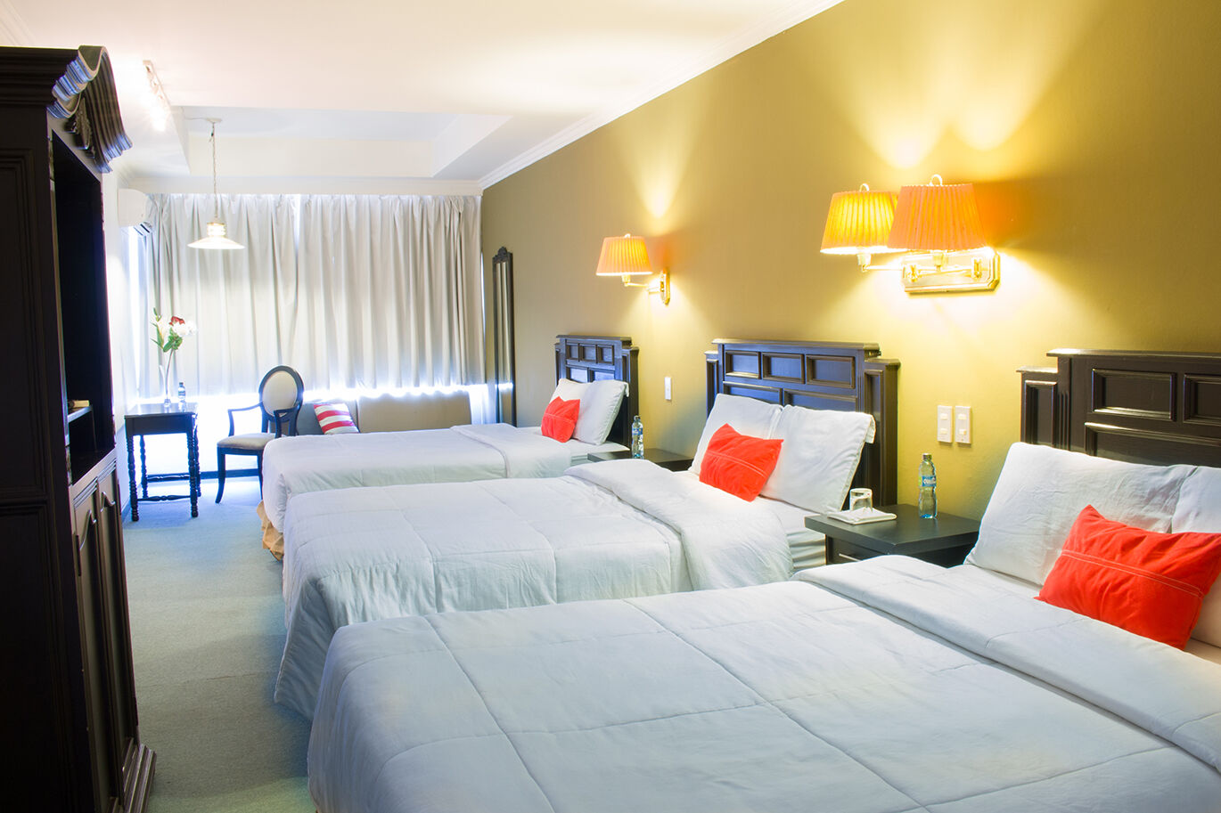 Hotel Ramada Inn Сан-Сальвадор Экстерьер фото